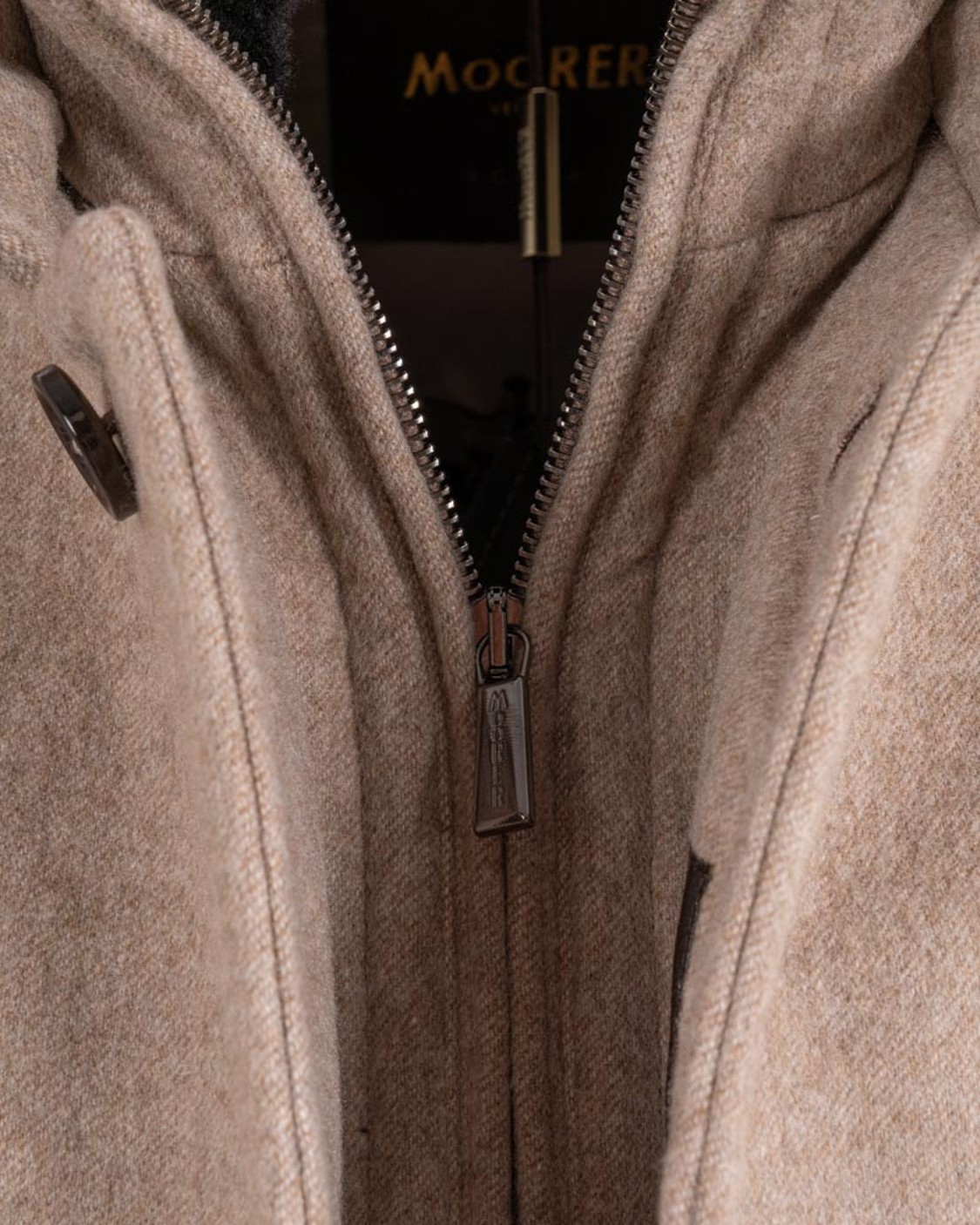 shop MOORER  Cappotto: Moorer "Bond Fur CS" giacca tre quarti monopetto imbottita in piumino d’oca.
Internamente trapuntata con motivo a quadri.
Realizzata in flanella di puro cashmere, accoppiata sul rovescio alla membrana "GX", resistente all'acqua, traspirante e impermeabile al vento.
Collo montante a fascia impreziosito da morbida pelliccia interna staccabile, chiuso da alamaro in pelle con bottoncino a pressione.
Allacciatura frontale con bottoni in corno.
Tasche laterali a pistagna con extra zip in metallo nascosta.
Tasche interne porta valori.
Made in Italy.
Composizione: 100% Cashmere.. BOND FUR CS-U0101 number 1150304
